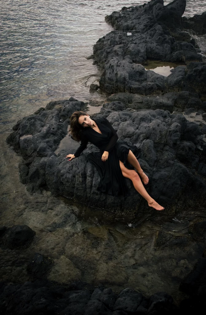 Femme posant en robe noire lors d’un shooting photo de mode à Montpellier